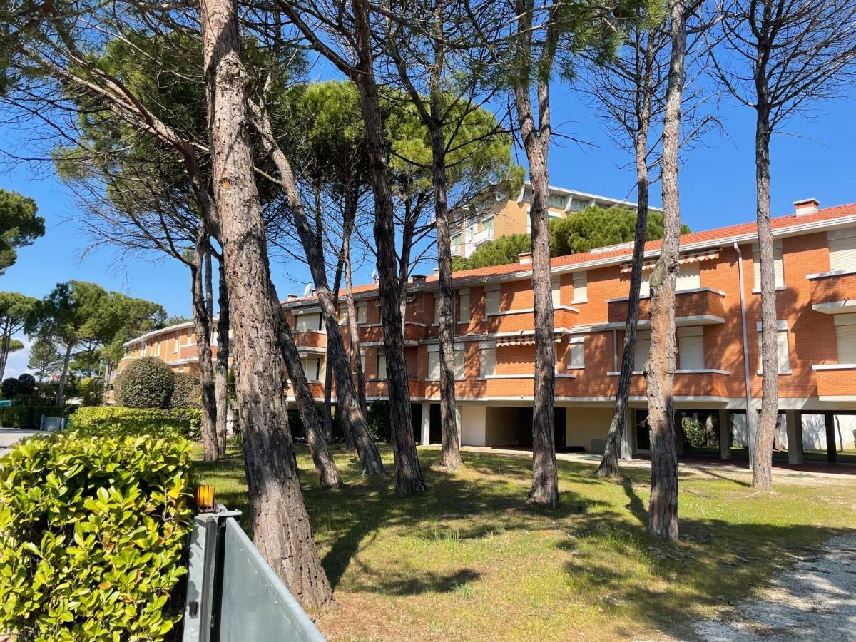 Twin Pine Trees Flats, Near Beach Bibione Exterior foto